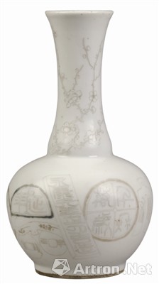 清晚期白釉“锦灰堆”纹长颈瓶